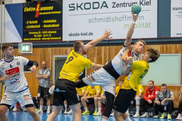 23.08.2026 DHB-Pokal 2026 27 1. Runde TSV Altenholz - VFL Lübeck - Schwartau 25 : 37 (Altenholz in Gelb, Lübeck in Weiß) V.l.n.r.: Rasmus Willette Houmoller, Lars Meereis, Ole Hagedorn, Nicolas Kahmke Altenholz Edgar-Meschkat-Halle, Danziger S Schleswig Holstein Deutschland *** August 23, 2026 DHB Cup 2026, Round 1: TSV Altenholz vs. VFL Lübeck Schwartau 25–37; Altenholz in yellow, Lübeck in white; from left to right: Rasmus Willette Houmoller, Lars Meereis, Ole Hagedorn, Nicolas Kahmke, Altenholz; Edgar Meschkat, Halle, Danziger S, Schleswig-Holstein, Germany