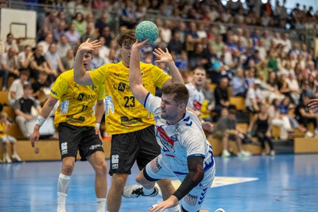 23.08.2026 DHB-Pokal 2026 27 1. Runde TSV Altenholz - VFL Lübeck - Schwartau 25 : 37 (Altenholz in Gelb, Lübeck in Weiß) Rasmus Willette Houmoller Altenholz Edgar-Meschkat-Halle, Danziger S Schleswig Holstein Deutschland *** August 23, 2026 DHB Cup 2026, Round 1: TSV Altenholz vs. VFL Lübeck Schwartau, 25–37; Altenholz in yellow, Lübeck in white; Rasmus Willette Houmoller (Altenholz), Edgar Meschkat (Halle), Danziger S, Schleswig-Holstein, Germany