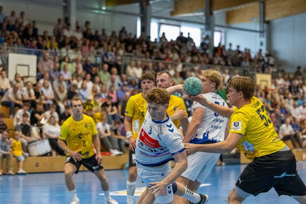 23.08.2026 DHB-Pokal 2026 27 1. Runde TSV Altenholz - VFL Lübeck - Schwartau 25 : 37 (Altenholz in Gelb, Lübeck in Weiß) Guy Resch Ermann (li.), Ben Eickhoff Altenholz Edgar-Meschkat-Halle, Danziger S Schleswig Holstein Deutschland *** August 23, 2026 DHB Cup 2026, Round 1: TSV Altenholz vs. VFL Lübeck Schwartau 25–37; Altenholz in yellow, Lübeck in white; Guy Resch Ermann (left), Ben Eickhoff (Altenholz), Edgar Meschkat (Halle), Danziger S, Schleswig-Holstein, Germany
