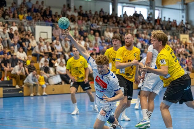 23.08.2026 DHB-Pokal 2026 27 1. Runde TSV Altenholz - VFL Lübeck - Schwartau 25 : 37 (Altenholz in Gelb, Lübeck in Weiß) Bildmitte: Guy Resch Ermann Altenholz Edgar-Meschkat-Halle, Danziger S Schleswig Holstein Deutschland *** August 23, 2026 DHB Cup 2026, Round 1: TSV Altenholz vs. VFL Lübeck Schwartau, 25–37. Altenholz in yellow, Lübeck in white. Center of the photo: Guy Resch Ermann (Altenholz) and Edgar Meschkat (Lübeck). Venue: Danziger S, Schleswig-Holstein, Germany