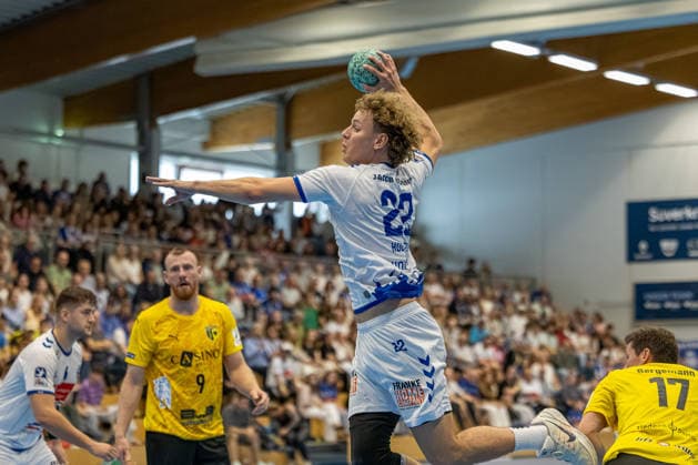 23.08.2026 DHB-Pokal 2026 27 1. Runde TSV Altenholz - VFL Lübeck - Schwartau 25 : 37 (Altenholz in Gelb, Lübeck in Weiß) Bildmitte: Magnus Holpert Altenholz Edgar-Meschkat-Halle, Danziger S Schleswig Holstein Deutschland *** August 23, 2026 DHB Cup 2026, Round 1: TSV Altenholz vs. VFL Lübeck Schwartau 25–37; Altenholz in yellow, Lübeck in white; center of the photo: Magnus Holpert (Altenholz) and Edgar Meschkat (Lübeck); venue: Danziger S, Schleswig-Holstein, Germany