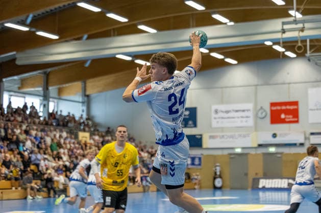 23.08.2026 DHB-Pokal 2026 27 1. Runde TSV Altenholz - VFL Lübeck - Schwartau 25 : 37 (Altenholz in Gelb, Lübeck in Weiß) Bildmitte: Alexander Hartwig Altenholz Edgar-Meschkat-Halle, Danziger S Schleswig Holstein Deutschland *** August 23, 2026 DHB Cup 2026, Round 1: TSV Altenholz vs. VFL Lübeck Schwartau 25–37; Altenholz in yellow, Lübeck in white; Alexander Hartwig (Altenholz) and Edgar Meschkat (Lübeck) in the center of the image; Halle, Danziger S, Schleswig-Holstein, Germany