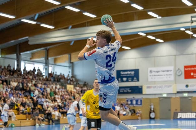 23.08.2026 DHB-Pokal 2026 27 1. Runde TSV Altenholz - VFL Lübeck - Schwartau 25 : 37 (Altenholz in Gelb, Lübeck in Weiß) Bildmitte: Alexander Hartwig Altenholz Edgar-Meschkat-Halle, Danziger S Schleswig Holstein Deutschland *** August 23, 2026 DHB Cup 2026, Round 1: TSV Altenholz vs. VFL Lübeck Schwartau 25–37; Altenholz in yellow, Lübeck in white; Alexander Hartwig (Altenholz) and Edgar Meschkat (Lübeck) in the center of the image; Halle, Danziger S, Schleswig-Holstein, Germany