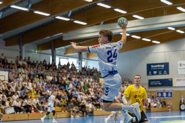 23.08.2026 DHB-Pokal 2026 27 1. Runde TSV Altenholz - VFL Lübeck - Schwartau 25 : 37 (Altenholz in Gelb, Lübeck in Weiß) Bildmitte: Alexander Hartwig Altenholz Edgar-Meschkat-Halle, Danziger S Schleswig Holstein Deutschland *** August 23, 2026 DHB Cup 2026, Round 1: TSV Altenholz vs. VFL Lübeck Schwartau 25–37; Altenholz in yellow, Lübeck in white; Alexander Hartwig (Altenholz) and Edgar Meschkat (Lübeck) in the center of the image; Halle, Danziger S, Schleswig-Holstein, Germany
