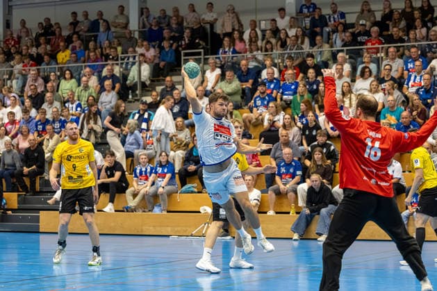 23.08.2026 DHB-Pokal 2026 27 1. Runde TSV Altenholz - VFL Lübeck - Schwartau 25 : 37 (Altenholz in Gelb, Lübeck in Weiß) Ole Schramm (li.), Philip Saggau Altenholz Edgar-Meschkat-Halle, Danziger S Schleswig Holstein Deutschland *** August 23, 2026 DHB Cup 2026, Round 1: TSV Altenholz vs. VFL Lübeck Schwartau 25–37; Altenholz in yellow, Lübeck in white; Ole Schramm (left), Philip Saggau (Altenholz), Edgar Meschkat (Halle), Danziger S Schleswig-Holstein Germany