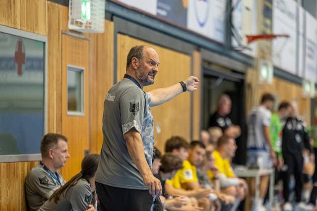 23.08.2026 DHB-Pokal 2026 27 1. Runde TSV Altenholz - VFL Lübeck - Schwartau 25 : 37 (Altenholz in Gelb, Lübeck in Weiß) Torge Greve, Trainer TSV Altenholz Altenholz Edgar-Meschkat-Halle, Danziger S Schleswig Holstein Deutschland *** August 23, 2026 DHB Cup 2026, Round 1: TSV Altenholz vs. VFL Lübeck Schwartau, 25–37; Altenholz in yellow, Lübeck in white; Torge Greve, coach of TSV Altenholz; Edgar Meschkat Hall, Danziger S, Schleswig-Holstein, Germany