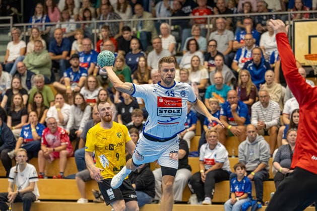 23.08.2026 DHB-Pokal 2026 27 1. Runde TSV Altenholz - VFL Lübeck - Schwartau 25 : 37 (Altenholz in Gelb, Lübeck in Weiß) Bildmitte: Jan-Eric Speckmann Altenholz Edgar-Meschkat-Halle, Danziger S Schleswig Holstein Deutschland *** August 23, 2026 DHB Cup 2026 Round 1 TSV Altenholz vs. VFL Lübeck Schwartau 25–37 Altenholz in yellow, Lübeck in white. Center of the photo: Jan Eric Speckmann (Altenholz) and Edgar Meschkat (Lübeck). Venue: Danziger S, Schleswig-Holstein, Germany