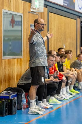 23.08.2026 DHB-Pokal 2026 27 1. Runde TSV Altenholz - VFL Lübeck - Schwartau 25 : 37 (Altenholz in Gelb, Lübeck in Weiß) Torge Greve, Trainer TSV Altenholz Altenholz Edgar-Meschkat-Halle, Danziger S Schleswig Holstein Deutschland *** August 23, 2026 DHB Cup 2026, Round 1: TSV Altenholz vs. VFL Lübeck Schwartau, 25–37; Altenholz in yellow, Lübeck in white; Torge Greve, coach of TSV Altenholz; Edgar Meschkat Hall, Danziger S, Schleswig-Holstein, Germany