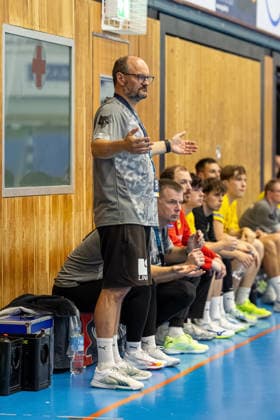23.08.2026 DHB-Pokal 2026 27 1. Runde TSV Altenholz - VFL Lübeck - Schwartau 25 : 37 (Altenholz in Gelb, Lübeck in Weiß) Torge Greve, Trainer TSV Altenholz Altenholz Edgar-Meschkat-Halle, Danziger S Schleswig Holstein Deutschland *** August 23, 2026 DHB Cup 2026, Round 1: TSV Altenholz vs. VFL Lübeck Schwartau, 25–37; Altenholz in yellow, Lübeck in white; Torge Greve, coach of TSV Altenholz; Edgar Meschkat Hall, Danziger S, Schleswig-Holstein, Germany