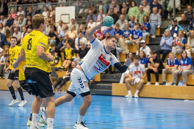 23.08.2026 DHB-Pokal 2026 27 1. Runde TSV Altenholz - VFL Lübeck - Schwartau 25 : 37 (Altenholz in Gelb, Lübeck in Weiß) Jari Glumm (li.), Rasmus Willette Houmoller Altenholz Edgar-Meschkat-Halle, Danziger S Schleswig Holstein Deutschland *** August 23, 2026 DHB Cup 2026, Round 1: TSV Altenholz vs. VFL Lübeck Schwartau, 25–37; Altenholz in yellow, Lübeck in white; Jari Glumm (left), Rasmus Willette, Houmoller (Altenholz), Edgar Meschkat (Halle), Danziger S, Schleswig-Holstein, Germany