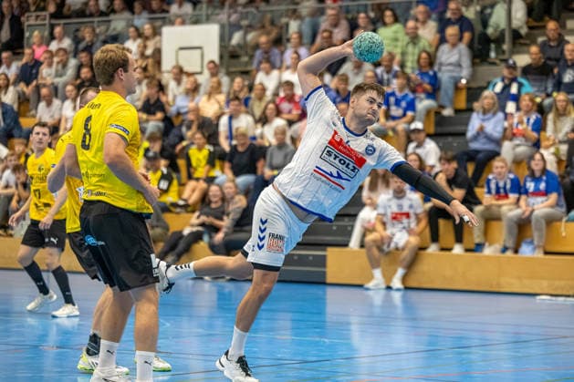 23.08.2026 DHB-Pokal 2026 27 1. Runde TSV Altenholz - VFL Lübeck - Schwartau 25 : 37 (Altenholz in Gelb, Lübeck in Weiß) Jari Glumm (li.), Rasmus Willette Houmoller Altenholz Edgar-Meschkat-Halle, Danziger S Schleswig Holstein Deutschland *** August 23, 2026 DHB Cup 2026, Round 1: TSV Altenholz vs. VFL Lübeck Schwartau, 25–37; Altenholz in yellow, Lübeck in white; Jari Glumm (left), Rasmus Willette, Houmoller (Altenholz), Edgar Meschkat (Halle), Danziger S, Schleswig-Holstein, Germany