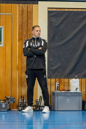 23.08.2026 DHB-Pokal 2026 27 1. Runde TSV Altenholz - VFL Lübeck - Schwartau 25 : 37 (Altenholz in Gelb, Lübeck in Weiß) David Röhrig, Trainer VFL Lübeck-Schwartau Altenholz Edgar-Meschkat-Halle, Danziger S Schleswig Holstein Deutschland *** August 23, 2026 DHB Cup 2026, Round 1: TSV Altenholz vs. VFL Lübeck Schwartau, 25–37; Altenholz in yellow, Lübeck in white; David Röhrig, coach of VFL Lübeck Schwartau; Edgar Meschkat, hall; Danziger S, Schleswig-Holstein, Germany