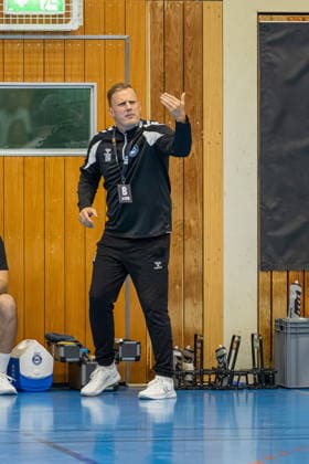 23.08.2026 DHB-Pokal 2026 27 1. Runde TSV Altenholz - VFL Lübeck - Schwartau 25 : 37 (Altenholz in Gelb, Lübeck in Weiß) David Röhrig, Trainer VFL Lübeck-Schwartau Altenholz Edgar-Meschkat-Halle, Danziger S Schleswig Holstein Deutschland *** August 23, 2026 DHB Cup 2026, Round 1: TSV Altenholz vs. VFL Lübeck Schwartau, 25–37; Altenholz in yellow, Lübeck in white; David Röhrig, coach of VFL Lübeck Schwartau; Edgar Meschkat, hall; Danziger S, Schleswig-Holstein, Germany