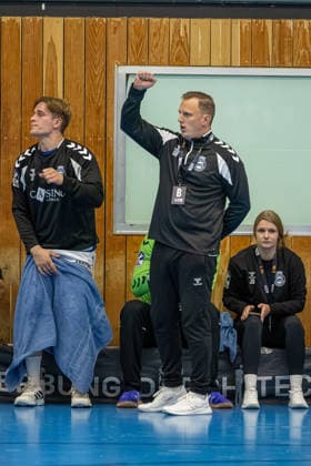 23.08.2026 DHB-Pokal 2026 27 1. Runde TSV Altenholz - VFL Lübeck - Schwartau 25 : 37 (Altenholz in Gelb, Lübeck in Weiß) David Röhrig, Trainer VFL Lübeck-Schwartau Altenholz Edgar-Meschkat-Halle, Danziger S Schleswig Holstein Deutschland *** August 23, 2026 DHB Cup 2026, Round 1: TSV Altenholz vs. VFL Lübeck Schwartau, 25–37; Altenholz in yellow, Lübeck in white; David Röhrig, coach of VFL Lübeck Schwartau; Edgar Meschkat, hall; Danziger S, Schleswig-Holstein, Germany