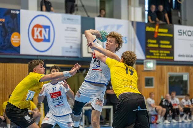 23.08.2026 DHB-Pokal 2026 27 1. Runde TSV Altenholz - VFL Lübeck - Schwartau 25 : 37 (Altenholz in Gelb, Lübeck in Weiß) V.l.n.r.: Rasmus Ankermann, Magnus Holpert, Lauro Strothmann Altenholz Edgar-Meschkat-Halle, Danziger S Schleswig Holstein Deutschland *** August 23, 2026 DHB Cup 2026, Round 1: TSV Altenholz vs. VFL Lübeck Schwartau 25–37; Altenholz in yellow, Lübeck in white; from left to right: Rasmus Ankermann, Magnus Holpert, Lauro Strothmann, Altenholz; Edgar Meschkat, Halle; Danziger S, Schleswig-Holstein, Germany