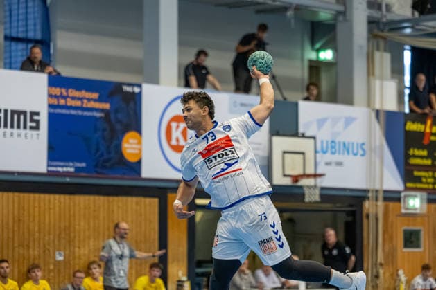 23.08.2026 DHB-Pokal 2026 27 1. Runde TSV Altenholz - VFL Lübeck - Schwartau 25 : 37 (Altenholz in Gelb, Lübeck in Weiß) Lukas Kingsley Emdorf Altenholz Edgar-Meschkat-Halle, Danziger S Schleswig Holstein Deutschland *** August 23, 2026 DHB Cup 2026, Round 1: TSV Altenholz vs. VFL Lübeck Schwartau 25–37 Altenholz in yellow, Lübeck in white Lukas Kingsley Emdorf (Altenholz) Edgar Meschkat (Halle), Danziger S, Schleswig-Holstein, Germany