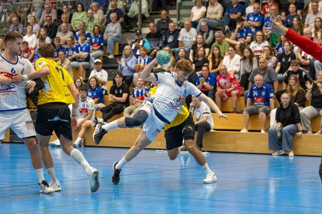 23.08.2026 DHB-Pokal 2026 27 1. Runde TSV Altenholz - VFL Lübeck - Schwartau 25 : 37 (Altenholz in Gelb, Lübeck in Weiß) Bildmitte: Guy Resch Ermann Altenholz Edgar-Meschkat-Halle, Danziger S Schleswig Holstein Deutschland *** August 23, 2026 DHB Cup 2026, Round 1: TSV Altenholz vs. VFL Lübeck Schwartau, 25–37. Altenholz in yellow, Lübeck in white. Center of the photo: Guy Resch Ermann (Altenholz) and Edgar Meschkat (Lübeck). Venue: Danziger S, Schleswig-Holstein, Germany