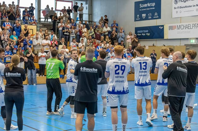 23.08.2026 DHB-Pokal 2026 27 1. Runde TSV Altenholz - VFL Lübeck - Schwartau 25 : 37 (Altenholz in Gelb, Lübeck in Weiß) Jubel beim VFL Lübeck-Schwartau über den Einzug in die zweite Pokalrunde Altenholz Edgar-Meschkat-Halle, Danziger S Schleswig Holstein Deutschland *** August 23, 2026 DHB Cup 2026, Round 1: TSV Altenholz vs. VFL Lübeck Schwartau 25–37; Altenholz in yellow, Lübeck in white. Celebration at VFL Lübeck Schwartau after advancing to the second round of the cup. Altenholz, Edgar Meschkat Hall, Danziger S, Schleswig-Holstein, Germany