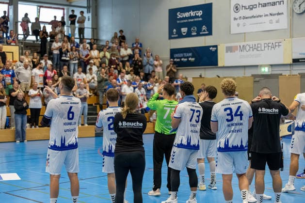 23.08.2026 DHB-Pokal 2026 27 1. Runde TSV Altenholz - VFL Lübeck - Schwartau 25 : 37 (Altenholz in Gelb, Lübeck in Weiß) Jubel beim VFL Lübeck-Schwartau über den Einzug in die zweite Pokalrunde Altenholz Edgar-Meschkat-Halle, Danziger S Schleswig Holstein Deutschland *** August 23, 2026 DHB Cup 2026, Round 1: TSV Altenholz vs. VFL Lübeck Schwartau 25–37; Altenholz in yellow, Lübeck in white. Celebration at VFL Lübeck Schwartau after advancing to the second round of the cup. Altenholz, Edgar Meschkat Hall, Danziger S, Schleswig-Holstein, Germany