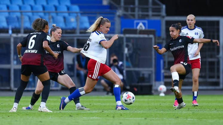 v.li.: Nicole Ojukwu (SC Freiburg, 6), Jana Vojtekova (SC Freiburg, 20), Nikola Karczewska (Hamburger SV, 20) und Ilayda Acikgöz (SC Freiburg, 30) im Zweikampf, Duell, Dynamik, Aktion, Action, Spielszene, DIE DFB-RICHTLINIEN UNTERSAGEN JEGLICHE NUTZUNG VON FOTOS ALS SEQUENZBILDER UND ODER VIDEOÄHNLICHE FOTOSTRECKEN. DFB REGULATIONS PROHIBIT ANY USE OF PHOTOGRAPHS AS IMAGE SEQUENCES AND OR QUASI-VIDEO., 23.08.2026, Hamburg (Deutschland), Fussball, Google Pixel Frauen-Bundesliga, Hamburger SV - SC Freiburg *** From left: Nicole Ojukwu (SC Freiburg), 6; Jana Vojtekova (SC Freiburg), 20; Nikola Karczewska (Hamburger SV), 20; and Ilayda Acikgöz (SC Freiburg), 30, in a tackle, duel, dynamic moment, action, game scene, DFB REGULATIONS PROHIBIT ANY USE OF PHOTOGRAPHS AS SEQUENCE IMAGES AND OR VIDEO-LIKE PHOTO SERIES DFB REGULATIONS PROHIBIT ANY USE OF PHOTOGRAPHS AS SEQUENCE IMAGES, August 23, 2026, Hamburg, Germany, soccer, Google Pixel Women’s Bundesliga, Hamburger SV vs. SC Freiburg xobx