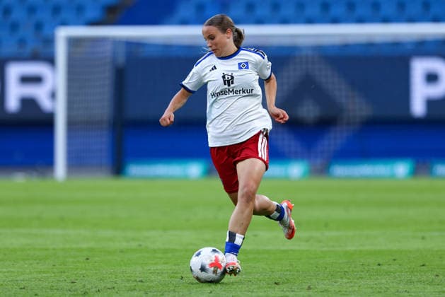 Jonna Wrede (Hamburger SV, HSV, 26) am Ball, Freisteller, Einzelbild, Ganzkörper, Aktion, Action, Spielszene, DIE DFB-RICHTLINIEN UNTERSAGEN JEGLICHE NUTZUNG VON FOTOS ALS SEQUENZBILDER UND ODER VIDEOÄHNLICHE FOTOSTRECKEN. DFB REGULATIONS PROHIBIT ANY USE OF PHOTOGRAPHS AS IMAGE SEQUENCES AND OR QUASI-VIDEO., 23.08.2026, Hamburg (Deutschland), Fussball, Google Pixel Frauen-Bundesliga, Hamburger SV - SC Freiburg *** Jonna Wrede, Hamburger SV (HSV), 26, on the ball, cropped, single image, full-body, action, game scene, DFB REGULATIONS PROHIBIT ANY USE OF PHOTOGRAPHS AS SEQUENCE IMAGES AND OR VIDEO-LIKE PHOTO SERIES DFB REGULATIONS PROHIBIT ANY USE OF PHOTOGRAPHS AS IMAGE SEQUENCES AND OR QUASI-VIDEO, August 23, 2026, Hamburg, Germany, Soccer, Google Pixel Women’s Bundesliga, Hamburger SV, SC Freiburg xobx