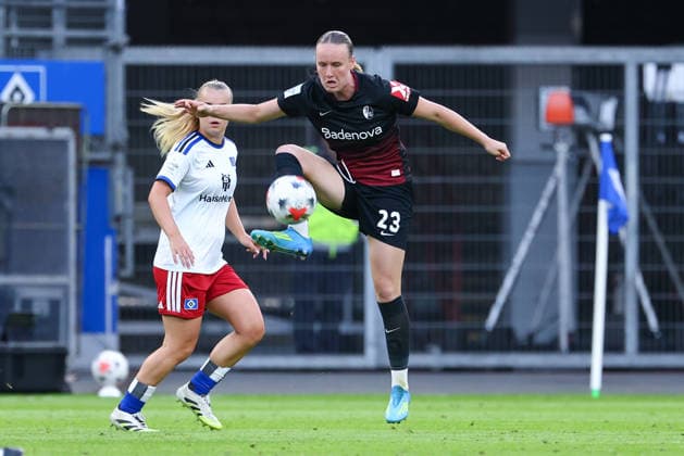 Luca Birkholz (SC Freiburg, 23) am Ball, Einzelbild, Ganzkörper, Aktion, Action, Spielszene, DIE DFB-RICHTLINIEN UNTERSAGEN JEGLICHE NUTZUNG VON FOTOS ALS SEQUENZBILDER UND ODER VIDEOÄHNLICHE FOTOSTRECKEN. DFB REGULATIONS PROHIBIT ANY USE OF PHOTOGRAPHS AS IMAGE SEQUENCES AND OR QUASI-VIDEO., 23.08.2026, Hamburg (Deutschland), Fussball, Google Pixel Frauen-Bundesliga, Hamburger SV - SC Freiburg *** Luca Birkholz, SC Freiburg, 23 with the ball, single frame, full body, action, game scene, DFB REGULATIONS PROHIBIT ANY USE OF PHOTOGRAPHS AS SEQUENCE IMAGES AND OR VIDEO-LIKE PHOTO SERIES DFB REGULATIONS PROHIBIT ANY USE OF PHOTOGRAPHS AS IMAGE SEQUENCES AND OR QUASI-VIDEO, August 23, 2026, Hamburg, Germany, Soccer, Google Pixel Women’s Bundesliga, Hamburger SV, SC Freiburg xobx