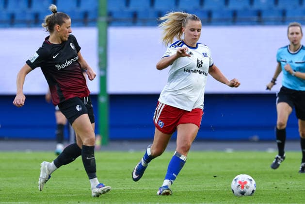 v.li.: Jana Vojtekova (SC Freiburg, 20) und Nikola Karczewska (Hamburger SV, 20) im Zweikampf, Duell, Dynamik, Aktion, Action, Spielszene, DIE DFB-RICHTLINIEN UNTERSAGEN JEGLICHE NUTZUNG VON FOTOS ALS SEQUENZBILDER UND ODER VIDEOÄHNLICHE FOTOSTRECKEN. DFB REGULATIONS PROHIBIT ANY USE OF PHOTOGRAPHS AS IMAGE SEQUENCES AND OR QUASI-VIDEO., 23.08.2026, Hamburg (Deutschland), Fussball, Google Pixel Frauen-Bundesliga, Hamburger SV - SC Freiburg *** From left: Jana Vojtekova (SC Freiburg), 20, and Nikola Karczewska (Hamburger SV), 20, in a one-on-one battle, duel, dynamic moment, action, game scene, DFB REGULATIONS PROHIBIT ANY USE OF PHOTOGRAPHS AS IMAGE SEQUENCES AND OR VIDEO-LIKE PHOTO SERIES DFB REGULATIONS PROHIBIT ANY USE OF PHOTOGRAPHS AS IMAGE SEQU, August 23, 2026, Hamburg, Germany, soccer, Google Pixel Women’s Bundesliga, Hamburger SV vs. SC Freiburg xobx
