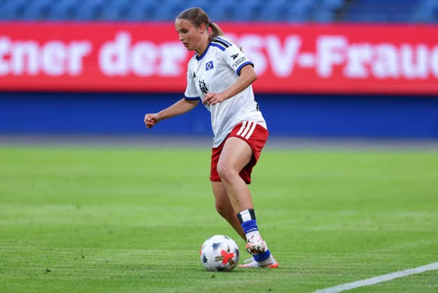 Jonna Wrede (Hamburger SV, HSV, 26) am Ball, Freisteller, Einzelbild, Ganzkörper, Aktion, Action, Spielszene, DIE DFB-RICHTLINIEN UNTERSAGEN JEGLICHE NUTZUNG VON FOTOS ALS SEQUENZBILDER UND ODER VIDEOÄHNLICHE FOTOSTRECKEN. DFB REGULATIONS PROHIBIT ANY USE OF PHOTOGRAPHS AS IMAGE SEQUENCES AND OR QUASI-VIDEO., 23.08.2026, Hamburg (Deutschland), Fussball, Google Pixel Frauen-Bundesliga, Hamburger SV - SC Freiburg *** Jonna Wrede, Hamburger SV (HSV), 26, on the ball, cutout, single image, full body, action, game scene, DFB REGULATIONS PROHIBIT ANY USE OF PHOTOGRAPHS AS SEQUENCE IMAGES AND OR VIDEO-LIKE PHOTO SERIES DFB REGULATIONS PROHIBIT ANY USE OF PHOTOGRAPHS AS SEQUENCEENCES AND OR QUASI-VIDEO, August 23, 2026, Hamburg, Germany, Soccer, Google Pixel Women’s Bundesliga, Hamburger SV, SC Freiburg xobx