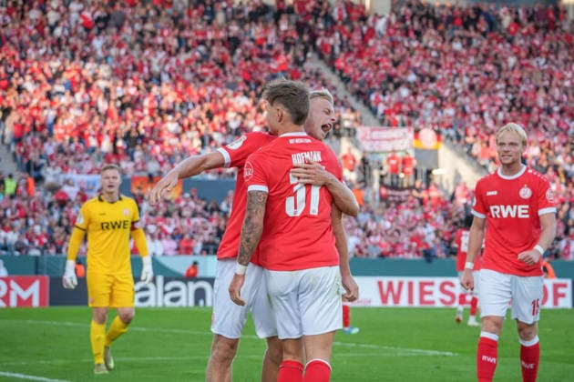 Deutschland: Fussball, DFB-Pokal 2026 27, 1. Runde, Stadion an der Hafenstraße, Essen - Bergeborbeck, Rot-Weiss Essen vs. FC St. Pauli: Jannik Hofmann (Rot-Weiss Essen, 37) gewinnt einen Zweikampf und lässt sich feiern. *** German Soccer, 2026-27 DFB Cup, 1st Round, Stadion an der Hafenstraße, Essen-Bergeborbeck, Rot-Weiss Essen vs. FC St. Pauli; Jannik Hofmann (Rot-Weiss Essen), No. 37, wins a tackle and is celebrated Copyright: xMichelxWittex