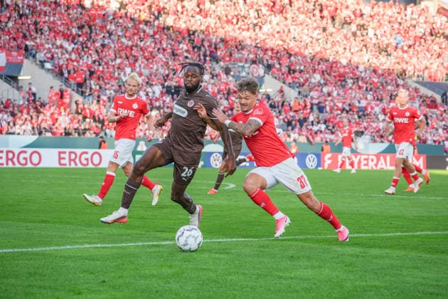 Deutschland: Fussball, DFB-Pokal 2026 27, 1. Runde, Stadion an der Hafenstraße, Essen - Bergeborbeck, Rot-Weiss Essen vs. FC St. Pauli: Ricky-Jade Jones (FC St. Pauli, 26) und Jannik Hofmann (Rot-Weiss Essen, 37) *** German Soccer, 2026–27 DFB Cup, First Round, Stadion an der Hafenstraße, Essen-Bergeborbeck, Rot-Weiss Essen vs. FC St. Pauli: Ricky Jade Jones (FC St. Pauli, 26) and Jannik Hofmann (Rot-Weiss Essen, 37) Copyright: xMichelxWittex
