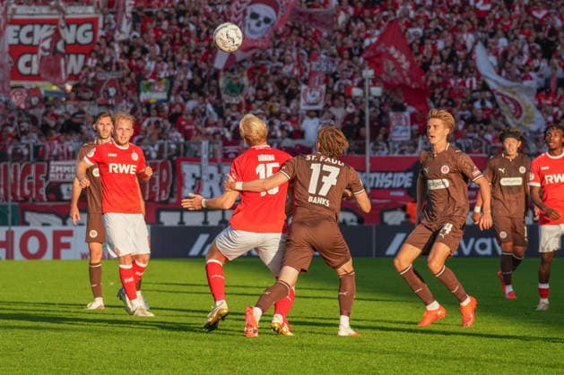 Deutschland: Fussball, DFB-Pokal 2026 27, 1. Runde, Stadion an der Hafenstraße, Essen - Bergeborbeck, Rot-Weiss Essen vs. FC St. Pauli: Ben Hüning (Rot-Weiss Essen, 15) und Scott Banks (FC St. Pauli, 17) *** German Soccer, 2026–27 DFB Cup, First Round, Stadion an der Hafenstraße, Essen-Bergeborbeck, Rot-Weiss Essen vs. FC St. Pauli: Ben Hüning (Rot-Weiss Essen), 15, and Scott Banks (FC St. Pauli), 17 Copyright: xMichelxWittex