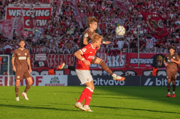 Deutschland: Fussball, DFB-Pokal 2026 27, 1. Runde, Stadion an der Hafenstraße, Essen - Bergeborbeck, Rot-Weiss Essen vs. FC St. Pauli: Scott Banks (FC St. Pauli, 17) steigt hoch *** German Soccer, 2026-27 DFB Cup, First Round, Stadion an der Hafenstraße, Essen-Bergeborbeck, Rot-Weiss Essen vs. FC St. Pauli (Scott Banks, FC St. Pauli), 17th-place team advances Copyright: xMichelxWittex