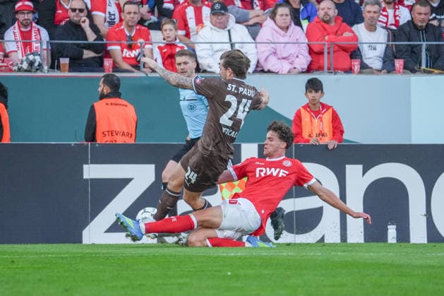 Deutschland: Fussball, DFB-Pokal 2026 27, 1. Runde, Stadion an der Hafenstraße, Essen - Bergeborbeck, Rot-Weiss Essen vs. FC St. Pauli: Max Geschwill (Rot-Weiss Essen, 6) Connor Metcalfe (FC St. Pauli, 24) *** German Soccer, 2026–27 DFB Cup, First Round, Stadion an der Hafenstraße, Essen-Bergeborbeck, Rot-Weiss Essen vs. FC St. Pauli: Max Geschwill (Rot-Weiss Essen), 6; Connor Metcalfe (FC St. Pauli), 24 Copyright: xMichelxWittex