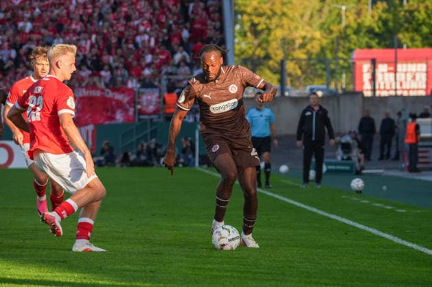 Deutschland: Fussball, DFB-Pokal 2026 27, 1. Runde, Stadion an der Hafenstraße, Essen - Bergeborbeck, Rot-Weiss Essen vs. FC St. Pauli: Ricky-Jade Jones (FC St. Pauli, 26) *** German Soccer, 2026-27 DFB Cup, First Round, Stadion an der Hafenstraße, Essen-Bergeborbeck, Rot-Weiss Essen vs. FC St. Pauli (Ricky Jade Jones, FC St. Pauli), 26 Copyright: xMichelxWittex