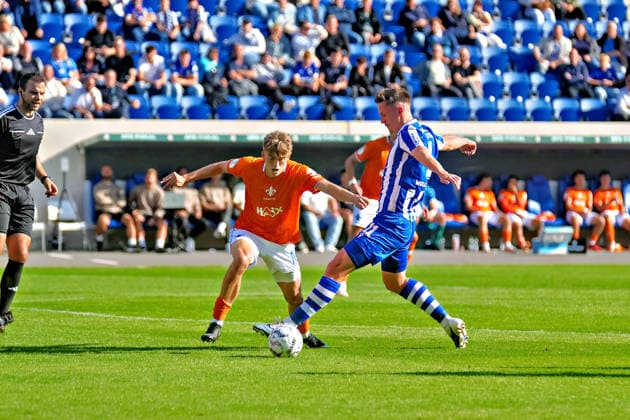 Luca Wollschlaeger (FC Carl Zeiss Jena, 11) im Zweikampf gegen Nicolas Verkooijen (SV Darmstadt 98, 10) GER,Carl-Zeiss Jena vs. SV Darmstadt 98, Fussball, DFB-Pokal, 1. Runde, Saison 2026 2027, 23.08.2026 GER,Carl-Zeiss Jena vs. SV Darmstadt 98, Fussball, DFB-Pokal, 1. Runde, Saison 2026 2027, 23.08.2026 Jena *** Luca Wollschlaeger (FC Carl Zeiss Jena), No. 11, in a tackle against Nicolas Verkooijen (SV Darmstadt 98), No. 10, GER, Carl Zeiss Jena vs. SV Darmstadt 98, Soccer, DFB Cup, 1st Round, 2026–2027 Season, August 23, 2026, GER, Carl Zeiss Jena vs. SV Darmstadt 98, Soccer, DFB Cup, Round 1, 2026–2027 Season, August 23, 2026, Jena Copyright: xEibner-Pressefoto PiaxSchindlerx EP_PSR