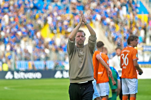 Florian Kohfeldt (SV Darmstadt 98, Cheftrainer) bedankt sich nach Abpfiff bei den mitgereisten Darmstaedter Fans GER,Carl-Zeiss Jena vs. SV Darmstadt 98, Fussball, DFB-Pokal, 1. Runde, Saison 2026 2027, 23.08.2026 GER,Carl-Zeiss Jena vs. SV Darmstadt 98, Fussball, DFB-Pokal, 1. Runde, Saison 2026 2027, 23.08.2026 Jena *** Florian Kohfeldt, head coach of SV Darmstadt 98, thanks the Darmstadt fans who traveled to the game after the final whistle. GER, Carl Zeiss Jena vs. SV Darmstadt 98, soccer, DFB Cup, 1st round, 2026–2027 season, August 23, 2026 GER, Carl Zeiss Jena vs. SV Darmstadt 98, Soccer, DFB Cup, Round 1, 2026–2027 Season, August 23, 2026 Jena Copyright: xEibner-Pressefoto PiaxSchindlerx EP_PSR