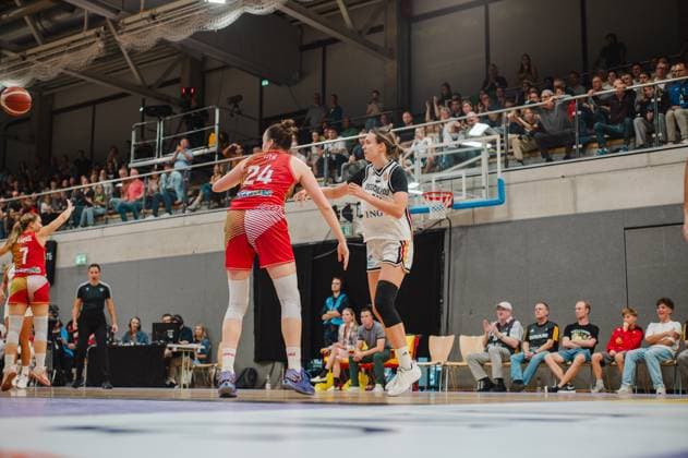 Franka Emília Tóth ( 24; Hungary) behauptet sich im Eins-gegen-eins gegen eine deutsche Verteidigerin in der Sparkassen-Arena Göttingen. Im Hintergrund links ist Veronika Kányási ( 7; Hungary) beim Anspiel zu sehen, der Ball ist oben links im Bild. Franka Emília Tóth ( 24; Hungary) im Zweikampf gegen Deutschland *** Franka Emília Tóth (24, Hungary) holds her ground in a one-on-one situation against a German defender at the Sparkassen Arena in Göttingen. In the background on the left, Veronika Kányási (7, Hungary) can be seen taking the face-off; the ball is in the upper left corner of the picture. Franka Emília Tóth (24, Hungary) in a one-on-one battle against Germany. Copyright: xJoelxKruehlerx