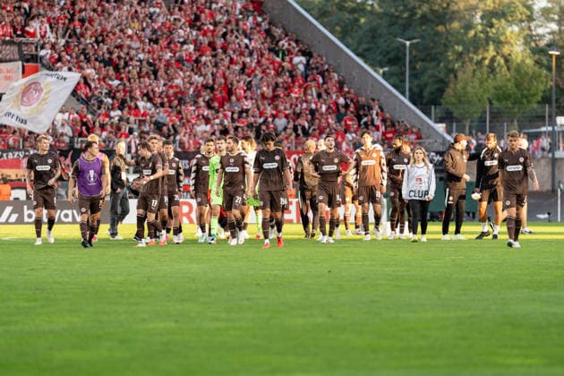 23.08.2026, GER Deutschland, Fussball, Saison 2026 2027, DFB-Pokal 1. Runde RW Essen - St. Pauli Mannschaft von FC St. Pauli auf dem weg zu den Fans, enttäuscht, sauer, lassen köpfe hängen Essen Stadion an der Hafenstraße Nordrhein-Westfalen (NRW) Deutschland *** August 23, 2026, GER Germany, Soccer, 2026–2027 Season, DFB Cup, First Round: RW Essen vs. St. Pauli; FC St. Pauli players heading toward the fans, disappointed, angry, heads hanging low; Essen’s Stadion an der Hafenstraße, North Rhine-Westphalia (NRW), Germany Copyright: xnordphotoxGmbHx xChristianxSchulzex