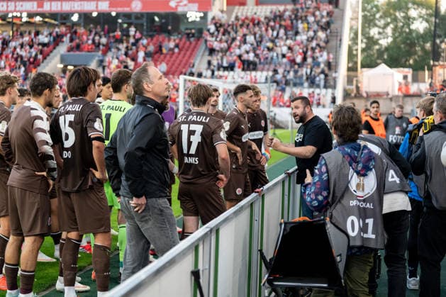 23.08.2026, GER Deutschland, Fussball, Saison 2026 2027, DFB-Pokal 1. Runde RW Essen - St. Pauli Mannschaft von FC St. Pauli kriegt eine Ansage mit Capo, sprechen mit Fans Essen Stadion an der Hafenstraße Nordrhein-Westfalen (NRW) Deutschland *** August 23, 2026, GER Germany, Soccer, 2026–2027 Season, DFB Cup First Round: RW Essen vs. St. Pauli; FC St. Pauli s team gets a pep talk from their capo and talks with fans at the Essen stadium on Hafenstraße, North Rhine-Westphalia (NRW), Germany Copyright: xnordphotoxGmbHx xChristianxSchulzex