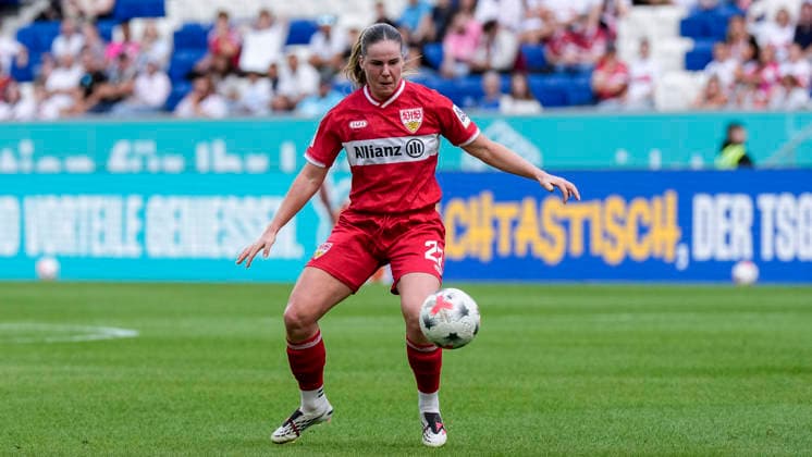 Adriana Achcinska (VfB, 22), am Ball, Freisteller, Ganzkörper, Einzelbild, Einzelfoto, Aktion, Action, 23.08.2026, Sinsheim (Deutschland), Fussball, Google Pixel Frauen-Bundesliga, TSG 1899 Hoffenheim - VfB Stuttgart, DFB DFL REGULATIONS PROHIBIT ANY USE OF PHOTOGRAPHS AS IMAGE SEQUENCES AND OR QUASI-VIDEO. *** Adriana Achcinska (VfB), 22, with the ball, cutout, full-body, single image, single photo, action, 23 August 2026, Sinsheim, Germany, soccer, Google Pixel Women’s Bundesliga, TSG 1899 Hoffenheim vs. VfB Stuttgart, DFB and DFL regulations prohibit any use of photographs as image sequences and or quasi-video xozx