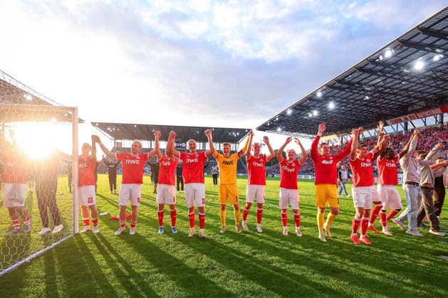 23.08.2026, Fußball, Rot-Weiss Essen - FC St. Pauli, 1. Runde DFB-Pokal 2026 27, Stadion an der Hafenstraße, Saison 2026 2027: Abschlussjubel Essen nach dem 2:0 Sieg gegen St. Pauli DFB regulations prohibit any use of photographs as image sequences and or quasi-video. Nordrhein-Westfalen Deutschland *** August 23, 2026, Soccer, Rot Weiss Essen vs. FC St. Pauli, First Round of the 2026–27 DFB Cup, Stadion an der Hafenstraße, 2026–2027 Season: Essen celebrates after a 2–0 victory over St. Pauli. DFB regulations prohibit any use of photographs as image sequences and or quasi-video. North Rhine-Westphalia, Germany