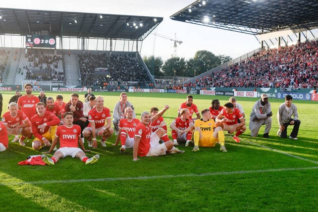Schlussjubel Schlußjubel Emotion Freude der Mannschaft aus Essen 23.08.2026 ¢ Fussball ¢ Rot-Weiss Essen vs St. Pauli ¢ DFB-Pokal, Stadion Essen, Essen, DFB DFL REGULATIONS PROHIBIT ANY USE OF PHOTOGRAPHS AS IMAGE SEQUENCES AND OR QUASI-VIDEO NRW Germany *** Victory Cheers Victory Cheers Emotion Joy of the Essen Team August 23, 2026 ¢ Soccer ¢ Rot-Weiss Essen vs. St. Pauli ¢ DFB Cup, Essen Stadium, Essen, DFB DFL REGULATIONS PROHIBIT ANY USE OF PHOTOGRAPHS AS IMAGE SEQUENCES AND OR QUASI-VIDEO NRW, Germany Copyright: xpepphotox xHorstxMauelshagenx pep00321, pep_20260823_hm