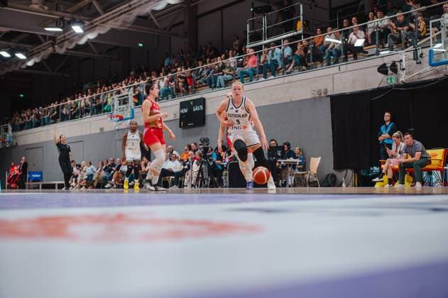 Emma Eichmeyer ( 9; Deutschland A-Natio DamenBB 2026) treibt den Ball in der Sparkassen-Arena Göttingen vor einer ungarischen Verteidigerin. Im Hintergrund verfolgen zahlreiche Zuschauer das Länderspiel. Emma Eichmeyer ( 9; Deutschland A-Natio DamenBB 2026) beim Dribbling gegen Ungarn *** Emma Eichmeyer 9, Germany A National Women s Basketball Team 2026, drives the ball past a Hungarian defender at the Sparkassen Arena in Göttingen. In the background, numerous spectators watch the international match as Emma Eichmeyer 9, Germany A National Women s Basketball Team 2026, dribbles against Hungary. Copyright: xJoelxKruehlerx