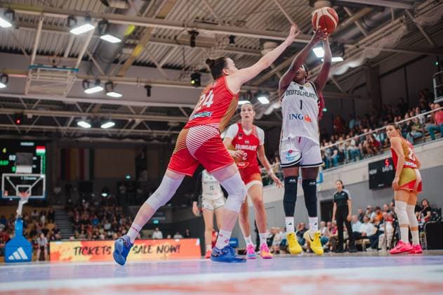 Alexis Peterson ( 1; Deutschland A-Natio DamenBB 2026) zieht zum Korbleger hoch und wird von Franka Emília Tóth ( 24; Hungary) geblockt. Im Hintergrund beobachten Luisa Geiselsöder ( 15; Deutschland) und Virág Csilla Takács-Kiss ( 2; Hungary) die Szene in der ausverkauften Sparkassen-Arena Göttingen. Alexis Peterson ( 1; Deutschland) beim Wurf gegen Franka Emília Tóth ( 24; Hungary) *** Alexis Peterson 1 Germany A Natio Women s BB 2026 drives up for a layup and is blocked by Franka Emília Tóth 24 Hungary. In the background, Luisa Geiselsöder 15 Germany and Virág Csilla Takács Kiss 2 Hungary watch the action in the sold-out Sparkassen Arena Göttingen Alexis Peterson 1 (Germany) shoots against Franka Emília Tóth 24 (Hungary) Copyright: xJoelxKruehlerx