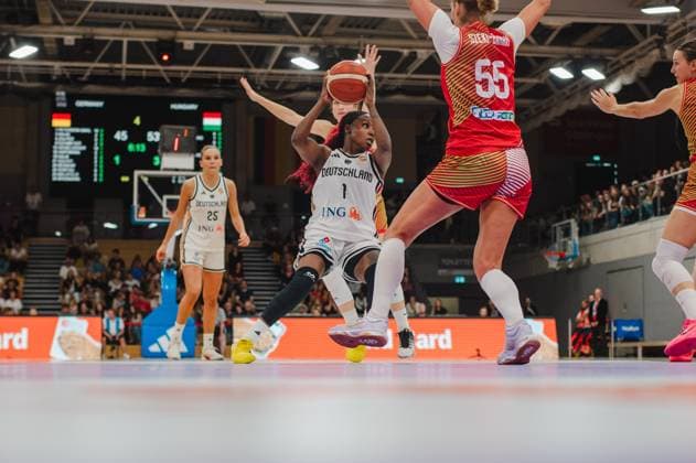 Alexis Peterson ( 1; Deutschland A-Natio DamenBB 2026) treibt tief in die Zone und sucht den Abschluss gegen Judit Széki-Barnai ( 55; Hungary) in der Sparkassen-Arena Göttingen. Im Hintergrund ist Clara Bielefeld ( 25; Deutschland) als Mitspielerin positioniert. Alexis Peterson ( 1; Deutschland) im Angriff gegen Judit Széki-Barnai ( 55; Hungary) *** Alexis Peterson 1 Germany A Natio Women s BB 2026 drives deep into the zone and looks to finish against Judit Széki Barnai 55 Hungary at the Sparkassen Arena in Göttingen. In the background, Clara Bielefeld 25 Germany is positioned as a teammate. Alexis Peterson 1 Germany on the offensive against Judit Széki Barnai 55 Hungary Copyright: xJoelxKruehlerx