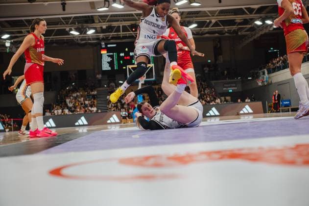 Alexis Peterson ( 1; Deutschland A-Natio DamenBB 2026) springt über eine am Boden liegende Mitspielerin hinweg, während eine Spielerin von Hungary den Körperkontakt sucht. Die Szene zeigt einen intensiven Zweikampf in der Sparkassen-Arena Göttingen beim Stand von 44:51. Alexis Peterson ( 1; Deutschland) im intensiven Zweikampf gegen Hungary *** Alexis Peterson 1 Germany A National Women s BB 2026 jumps over a teammate lying on the floor, while a player from Hungary seeks physical contact. The scene shows an intense battle for the ball at the Sparkassen Arena Göttingen with the score at 44–51. Alexis Peterson 1 Germany in an intense battle against Hungary Copyright: xJoelxKruehlerx
