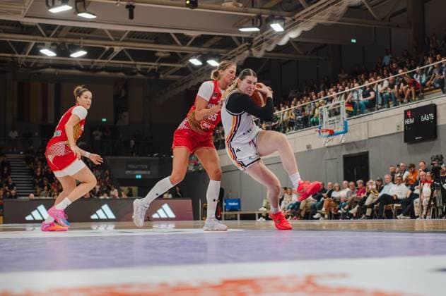 Eine deutsche Spielerin kämpft sich mit dem Ball durch die Verteidigung einer ungarischen Spielerin ( 55) in der vollbesetzten Sparkassen-Arena Göttingen. Im Hintergrund lauert eine weitere ungarische Spielerin auf eine Balleroberung. Deutschland A-Natio Damen im Zweikampf gegen Ungarn in der Sparkassen-Arena *** A German player fights her way through the defense of Hungarian player No. 55 with the ball in the packed Sparkassen Arena in Göttingen. In the background, another Hungarian player lies in wait to steal the ball. Germany A Women s National Team in a one-on-one battle against Hungary at the Sparkassen Arena. Copyright: xJoelxKruehlerx