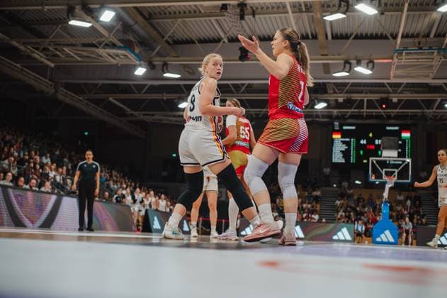 Emma Eichmeyer ( 9; Deutschland A-Natio DamenBB 2026) behauptet sich im Zweikampf gegen eine Spielerin Ungarns in der Sparkassen-Arena Göttingen. Die Anzeigetafel zeigt den Spielstand 44:51 bei 7:00 Minuten Restspielzeit. Emma Eichmeyer ( 9; Deutschland) im Zweikampf gegen Ungarn *** Emma Eichmeyer 9, Germany A Natio Women s BB 2026, holds her own in a one-on-one matchup against a Hungarian player at the Sparkassen Arena in Göttingen. The scoreboard shows the score at 44–51 with 7:00 minutes remaining. Emma Eichmeyer 9, Germany, in a one-on-one matchup against Hungaryarn Copyright: xJoelxKruehlerx