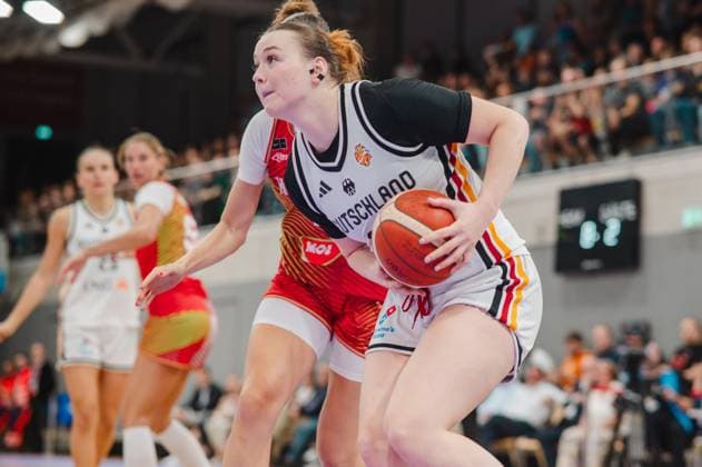 Eine Spielerin der deutschen Damen-Nationalmannschaft kämpft sich mit dem Ball durch die Verteidigung Ungarns in der Sparkassen-Arena Göttingen. Die Hauptprotagonistin hält den Ball fest und sucht den Weg zum Korb. Deutschland-Spielerin im Zweikampf mit ungarischer Verteidigerin *** A player on the German women s national team fights her way through the Hungarian defense with the ball at the Sparkassen Arena in Göttingen. The star player holds onto the ball and looks for a path to the basket. A German player goes head-to-head with a Hungarian defender. Copyright: xJoelxKruehlerx