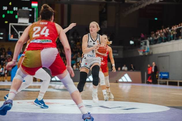 Emma Eichmeyer ( 9; Deutschland A-Natio DamenBB 2026) treibt mit dem Ball in die Zone und sucht eine Angriffsoption, während Franka Emília Tóth ( 24; Hungary) die Verteidigung aufbaut. Im Hintergrund verfolgt eine weitere ungarische Spielerin die Szene in der gut besuchten Sparkassen-Arena Göttingen. Emma Eichmeyer ( 9; Deutschland) im Angriff gegen Franka Emília Tóth ( 24; Ungarn) *** Emma Eichmeyer 9 Germany A Natio Women s BB 2026 drives into the zone with the ball and looks for an offensive option, while Franka Emília Tóth 24 (Hungary) sets up the defense. In the background, another Hungarian player watches the action at the well-attended Sparkassen Arena in Göttingen. Emma Eichmeyer 9 (Germany) on the attack against Franka Emília Tóth 24 (Hungary). Copyright: xJoelxKruehlerx